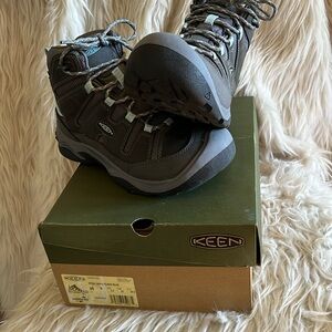 Keen hiking boots, new in box size 8